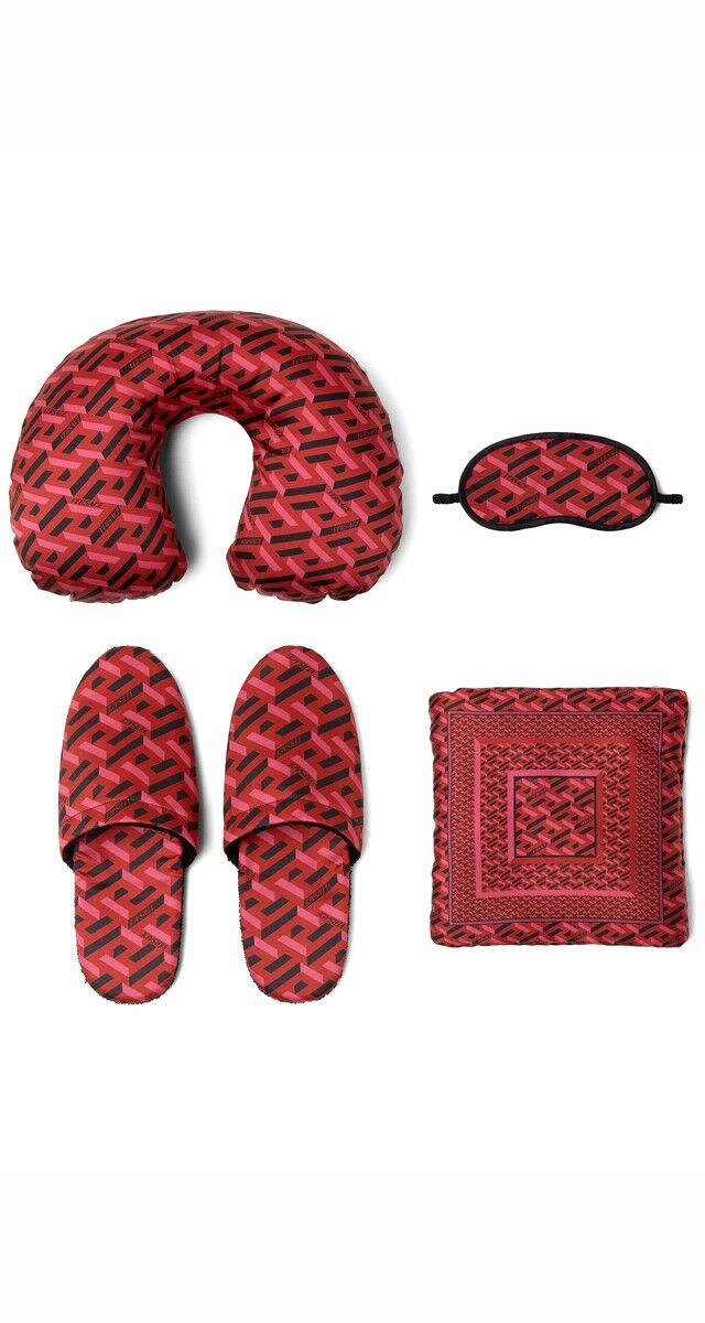 Conjunto de viagem com bolsa, máscara de olhos, chinelos e almofada insuflável, €430, Versace.