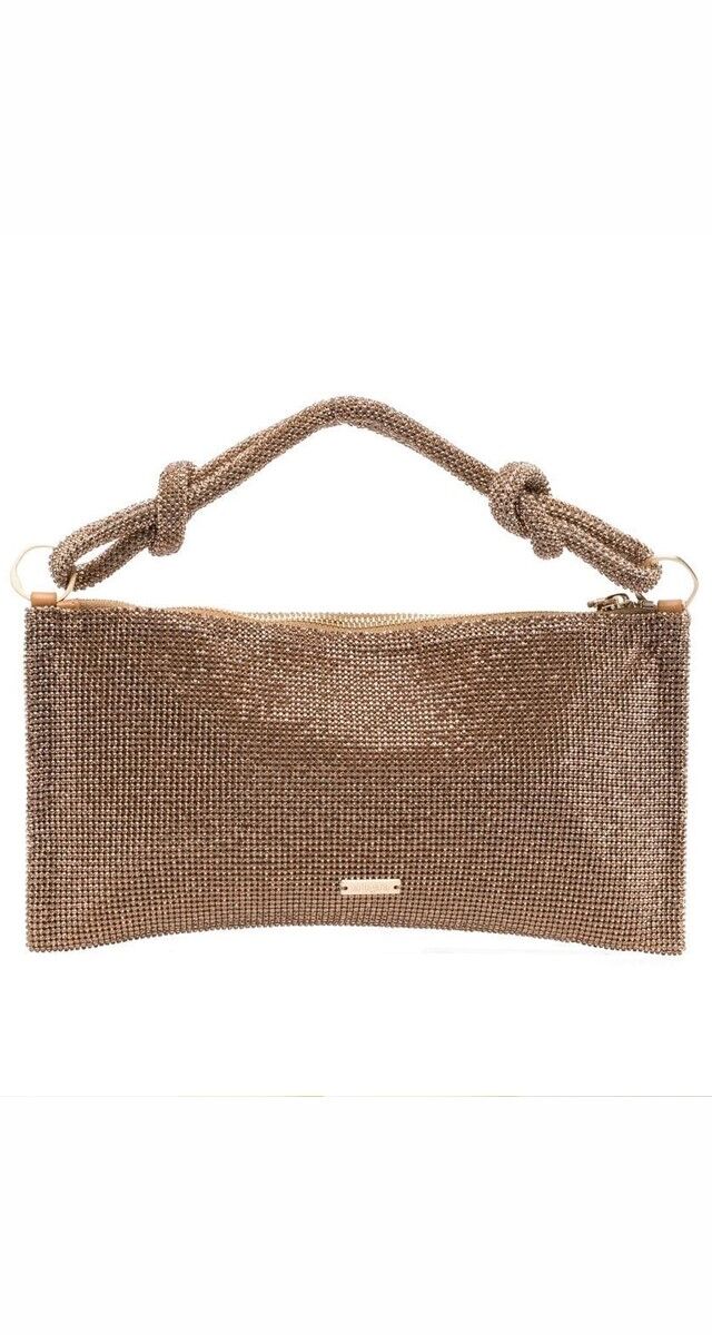 Carteira em malha metálica, €585, Cult Gaia, na Stivali.