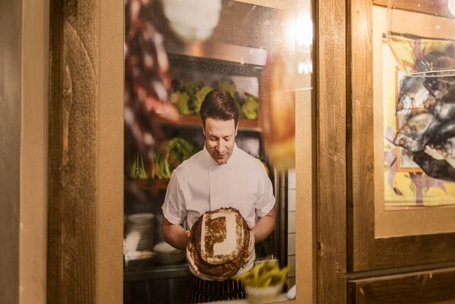 Todas as receitas são da autoria do chef Jamie Oliver, tirando os pratos do dia, que são pensados pelo chef João Lino e depois aprovados pelo britânico.