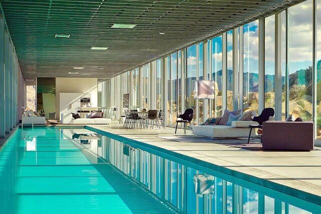 A piscina interior aquecida é um dos pontos-chave da casa.