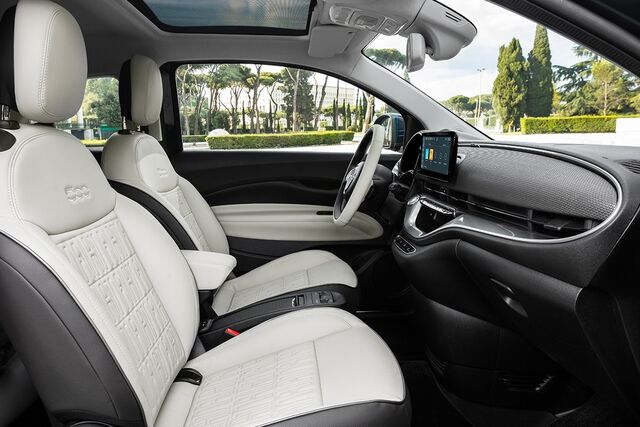 Interior do novo Fiat 500 elétrico.