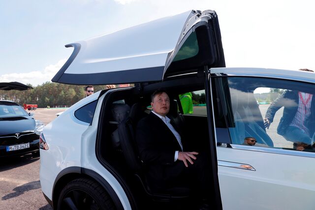 Elon Musk num dos seus automóveis Tesla na Alemanha, 3 de setembro de 2020.