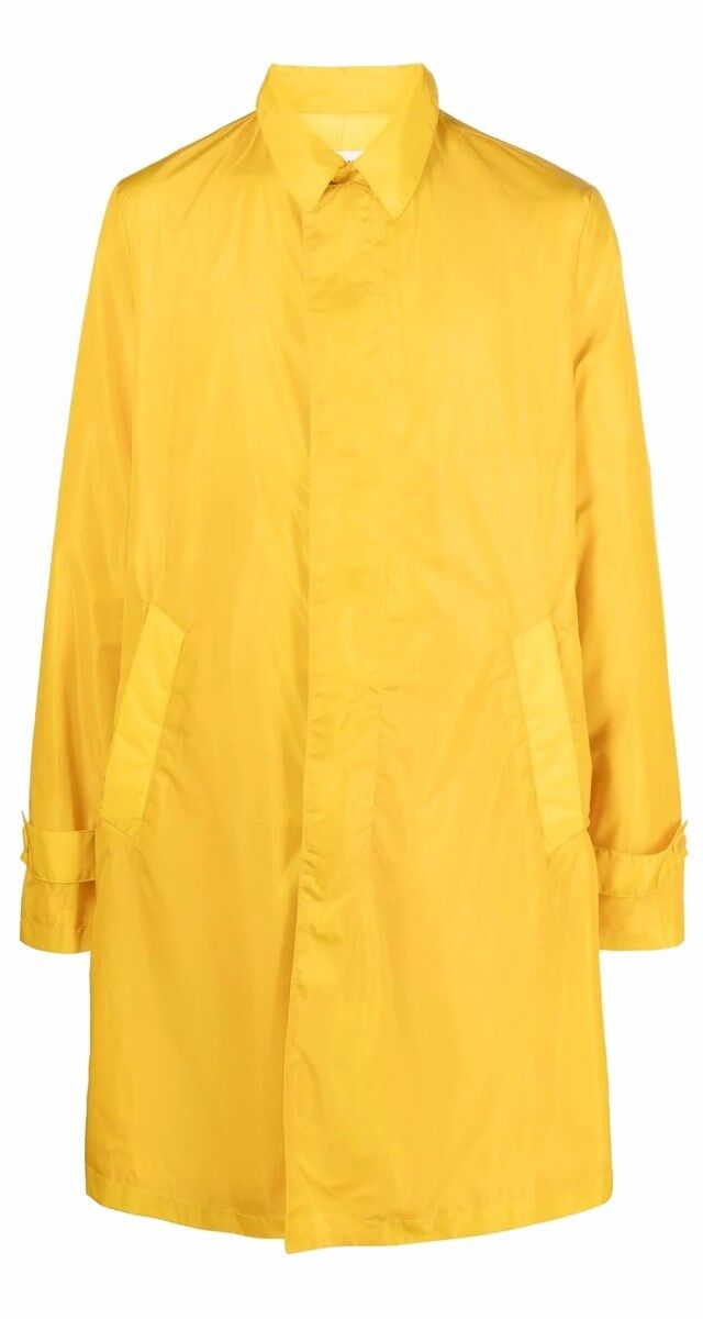 Gabardine impermeável estampado, €1450, Moschino.