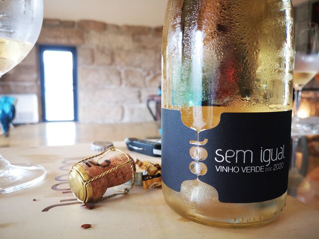 "O meu avô ficou todo contente, mas quando provou o vinho disse que não ia vender uma única garrafa porque era muito caro e não tinha gás."
