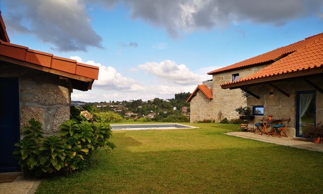 Em 2018, decidiram que queriam ficar em Meinedo, Lousada, e avançaram com a obra da adega e da sua casa, onde também têm um alojamento local.