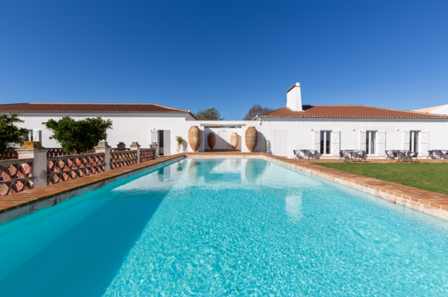 A remodelação procurou manter a traça original, o que se torna evidente na bonita piscina reconvertida de um tanque.