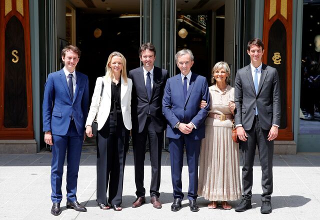 Bernard Arnault com a mulher Hélène e os filhos (da esquerda para a direita) Frederic Arnault, Delphine Arnault, Antoine Arnault e Alexandre Arnault em Paris, junho de 2021.