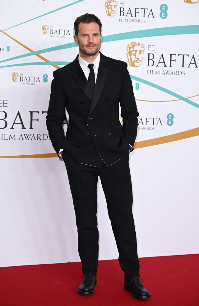 Jamie Dornan com um fato debruado da Valentino.