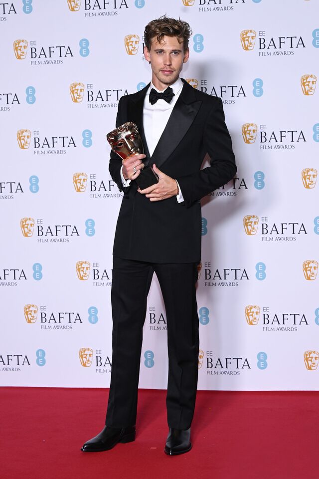 Austin Butler um dos vencedores da noite com fato de Alexander McQueen.