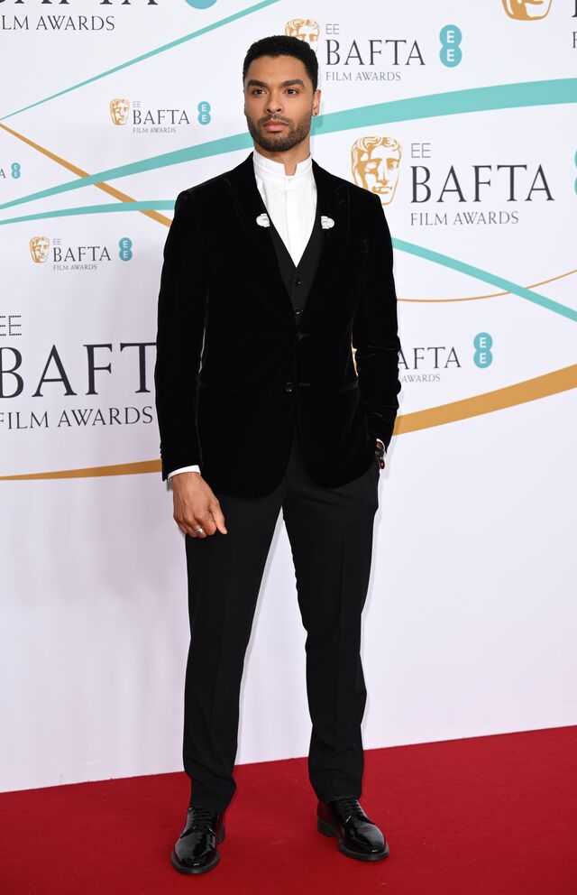 Regé-Jean Page com fato de Giorgio Armani Made to Measure.