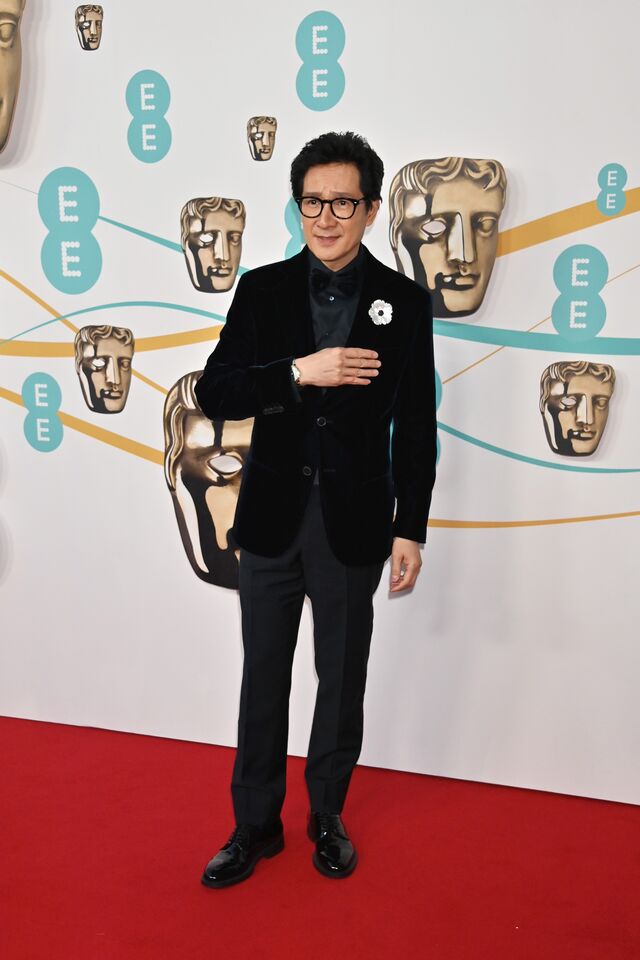 Ke Huy Quan com fato de Giorgio Armani Made to Measure.