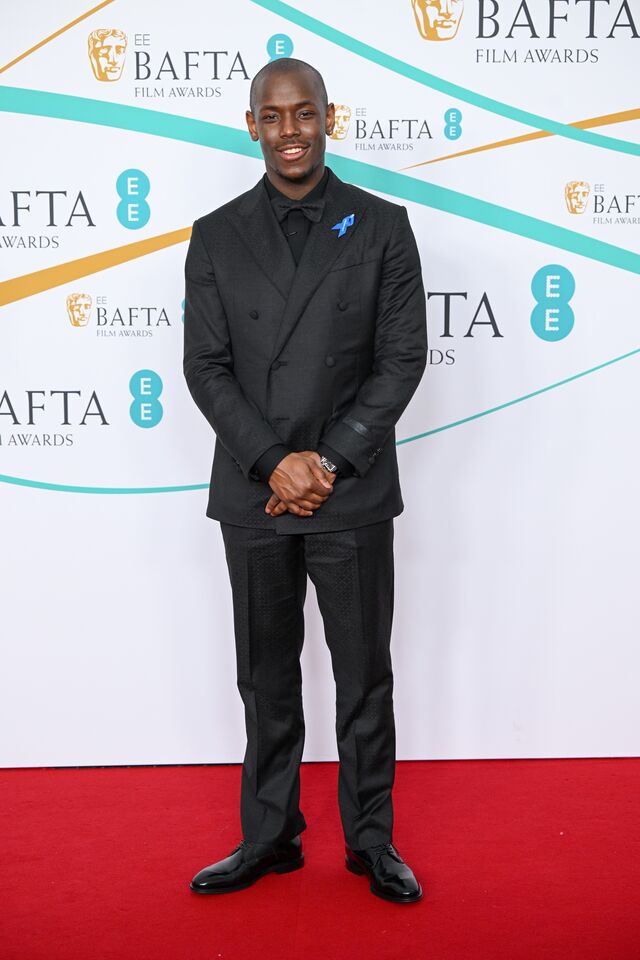 Michael Ward com fato Louis Vuitton.