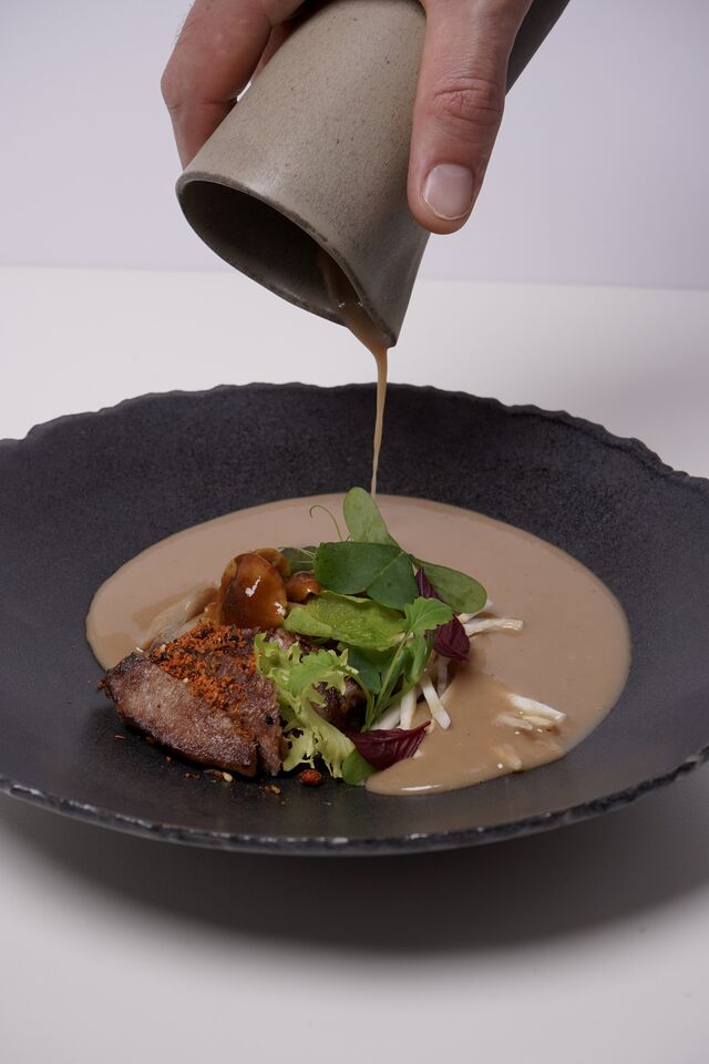 Sopa de castanha com língua de vaca e cogumelhos marinados.