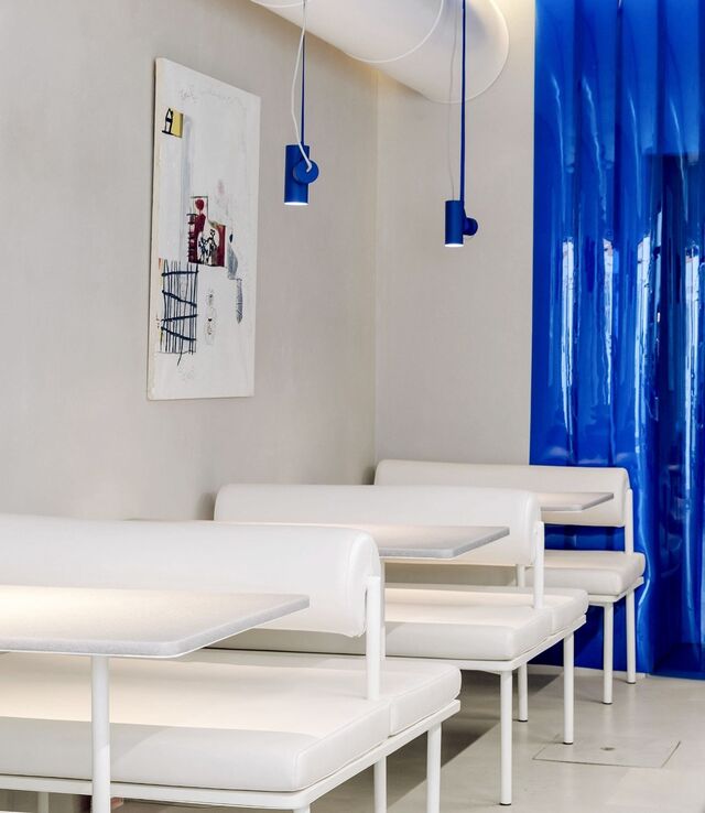 A decoração conta com detalhes minimalistas.
