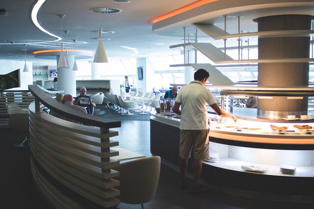 Os passageiros VIP têm acesso exclusivo a regalias como buffets gratuitos.