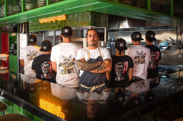 O chef Tiago Penão com a equipa Izakaya.