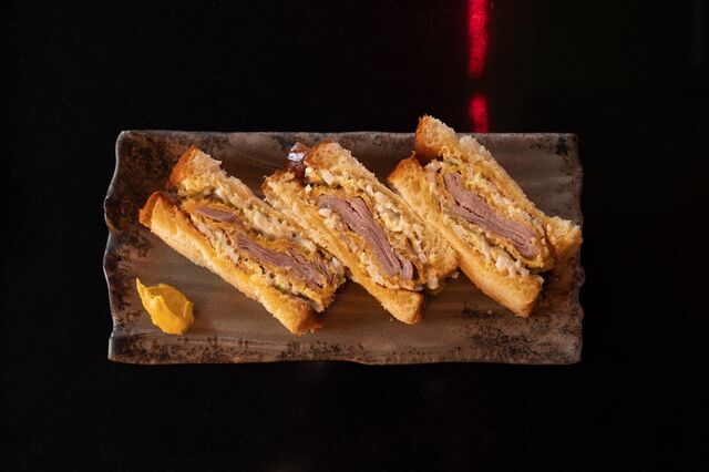 Katsusando (€16), a sandes com cachaço de porco preto panado em pank, o maionese japonesa e couve chinesa.