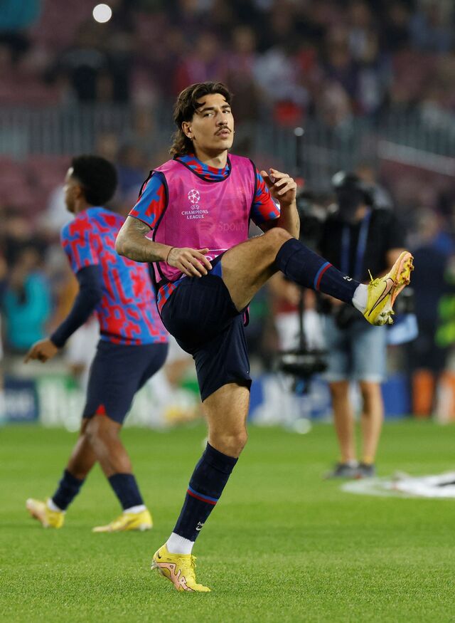 Hector Bellerín, na altura no FC Barcelona, durante o aquecimento antes do jogo contra o Bayern Munique, outubro de 2022.