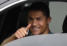 Cristiano Ronaldo ''mostra'' Bugatti Centodieci de 8 milhões de euros
