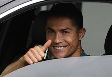 Cristiano Ronaldo ''mostra'' Bugatti Centodieci de 8 milhões de euros