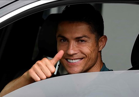 Cristiano Ronaldo ''mostra'' Bugatti Centodieci de 8 milhões de euros