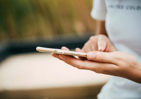 O telemóvel "ouve" mesmo o que dizemos, mas há forma de o travar