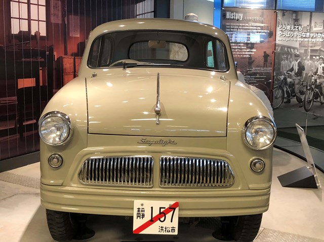 Der Suzulight, das erste Auto von Suzuki, war nur 2,99 m lang, hatte vier Sitze, eine Höchstgeschwindigkeit von 100 km/h und einen Grundpreis von 150.000 Yen.