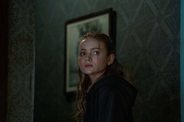 Sadie Sink dá vida a Ellie, a filha do protagonista.