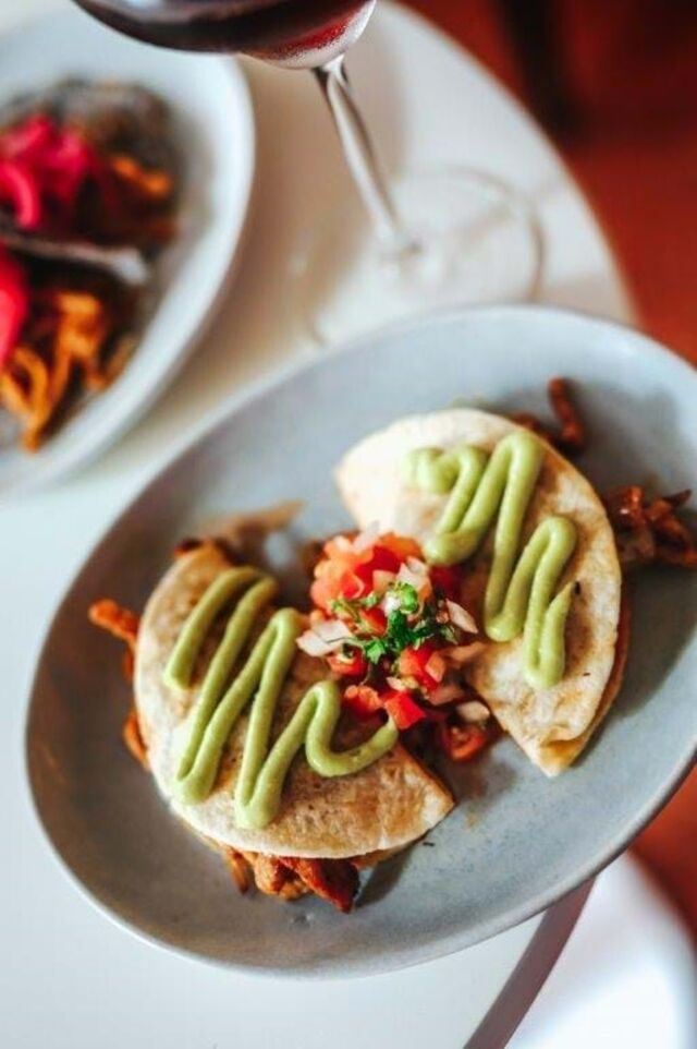 Gringa - pastor en tortilla de trigo con pico de gallo y pure de aguacate.