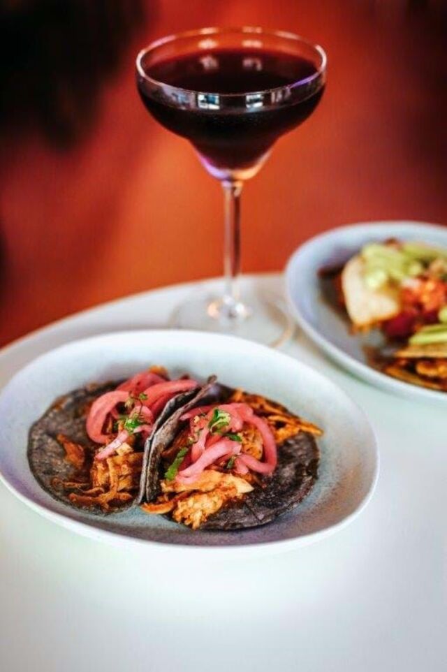 Tacos de cochinita pibil con tortilla de maiz azul.