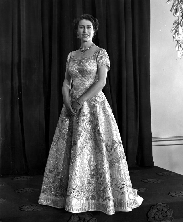 Rainha Elizabeth II, vestida por Norman Hartnell para a sua cerimónia de coroação, em 1953.