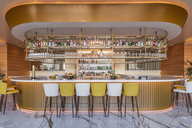 A zona do bar encontra-se numa posição estratégica. É a primeira coisa que vemos ao entrar no restaurante, tanto pelo hotel como pela porta exterior.