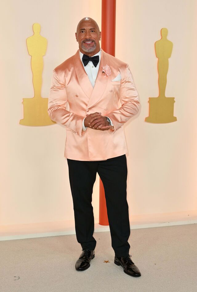 Tecidos Brilhantes: Dwayne Johnson em Dolce & Gabbana.