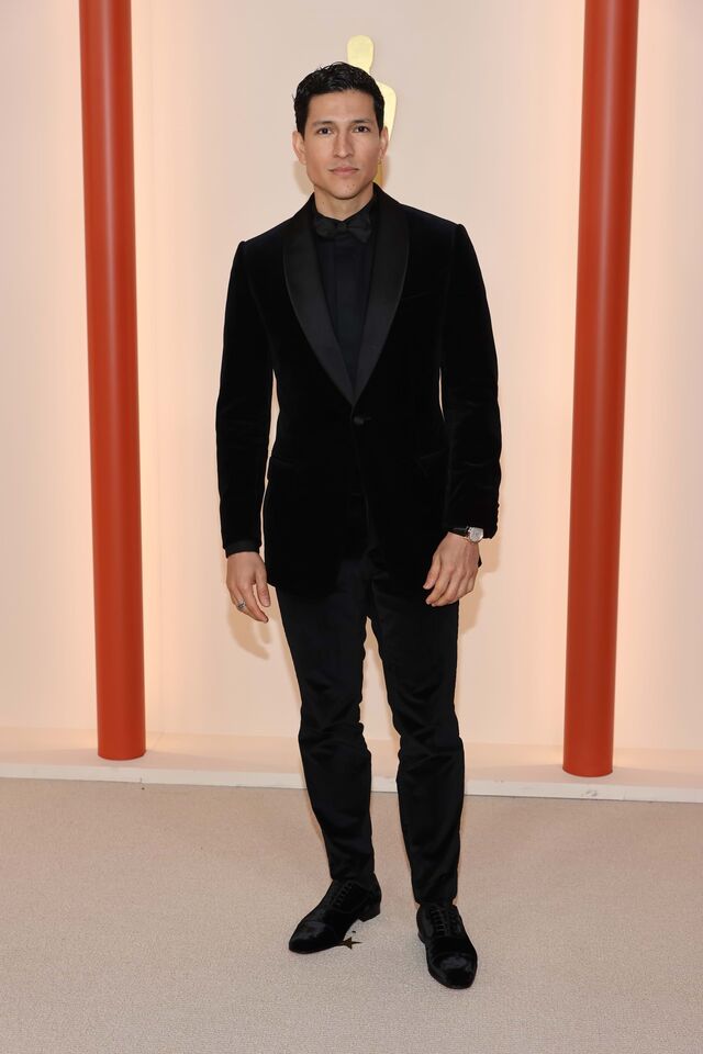 Preto Total: Danny Ramirez em Dior Homme.