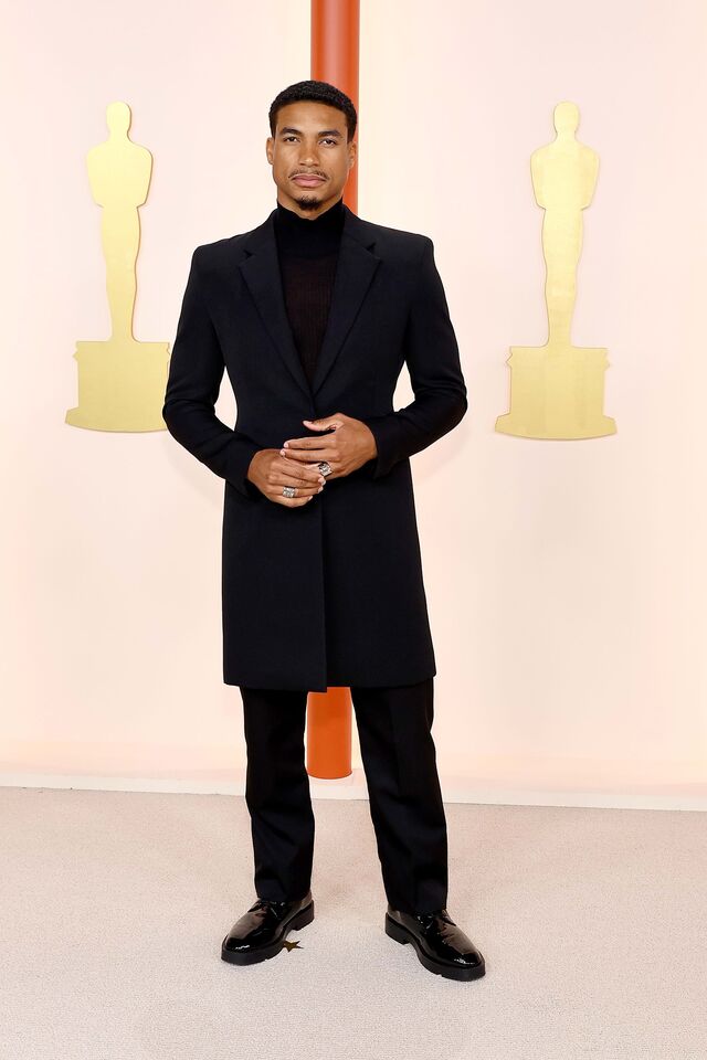 Preto Total: Greg Tarzan Davis em Givenchy.