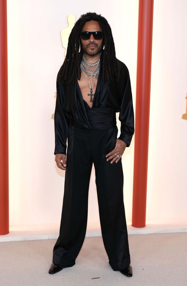 Camisas como protagonistas: Lenny Kravitz em Saint Laurent.