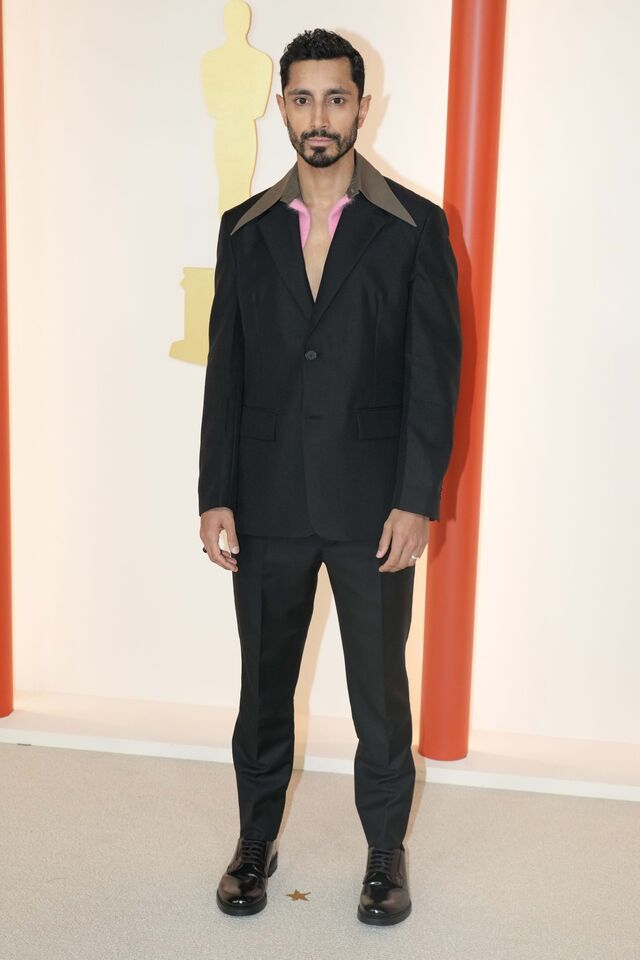 Camisas como protagonistas: Riz Ahmed em Prada.