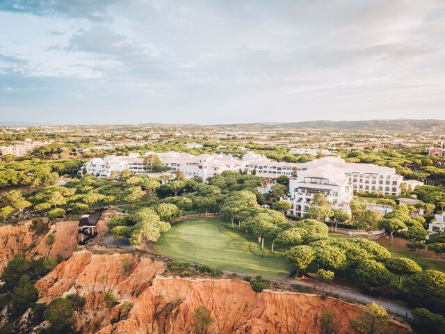 O Serenity Spa do Pine Cliffs Resort fica localizado em Albufeira.