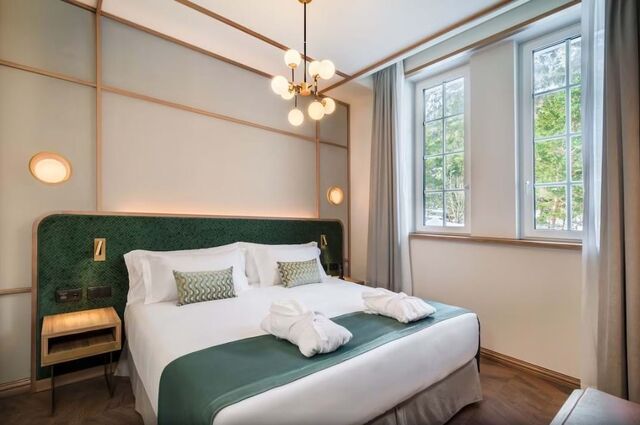 O hotel dispõe de 104 quartos, uma área de bem-estar, uma piscina e três restaurantes.