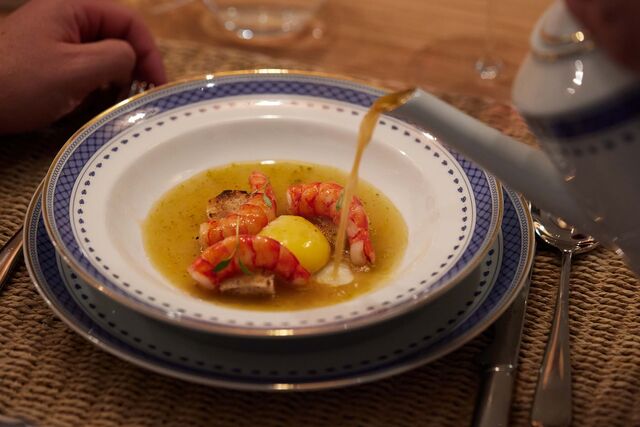 Um dos destaques é a gastronomia assinada pelo chef com "refeições preparadas diariamente, seguindo o modelo farm-to-table.