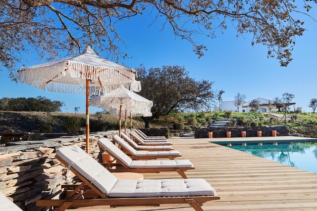 Existem duas piscinas exteriores, sauna, banho turco, cabana de massagem, estúdio de Yoga e ginásio.