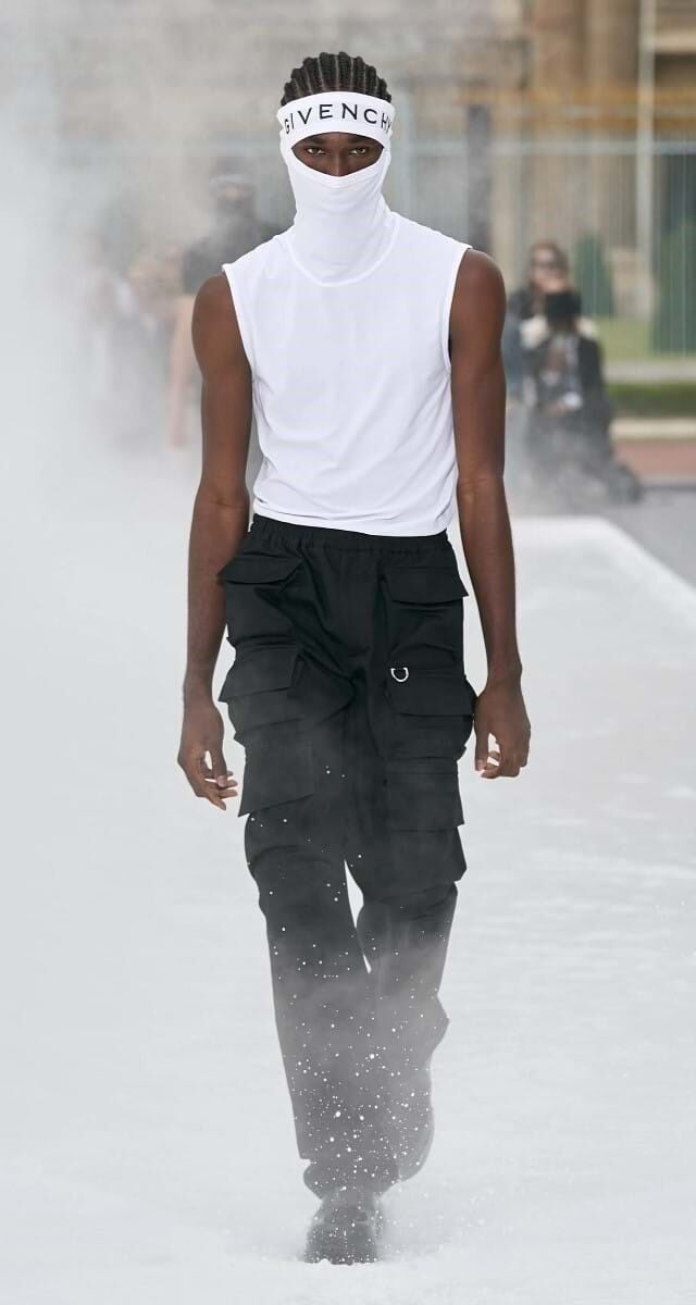 1. Calças Cargo: Givenchy. 