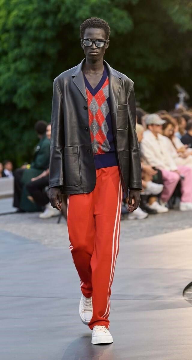 4. Decote em V: Ami Paris. 