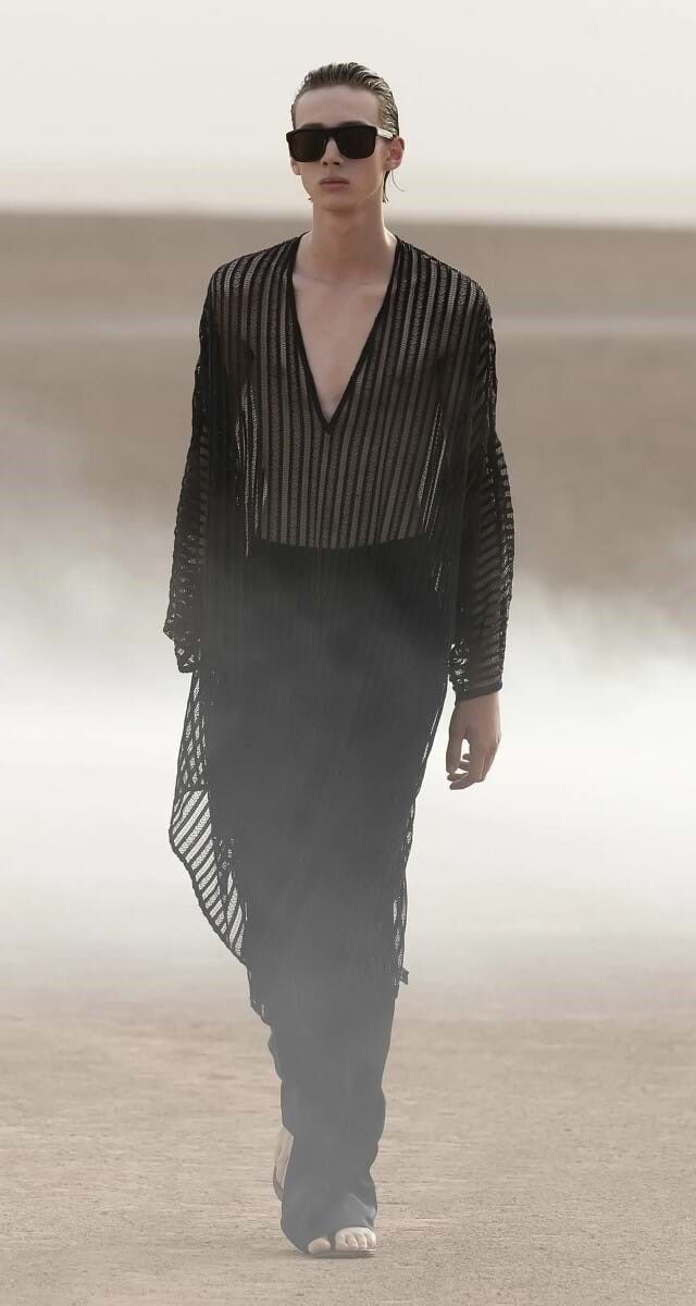 4. Decote em V: Saint Laurent.