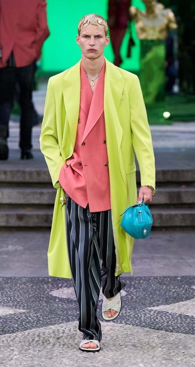 10. Cores Vivas: Versace.