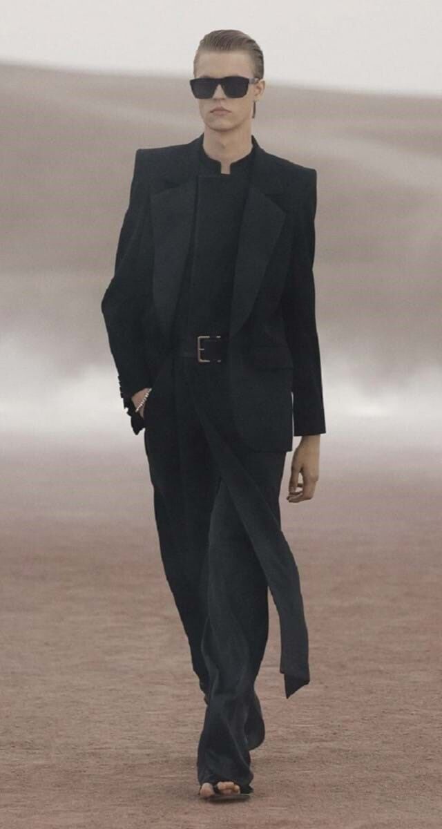 11. Preto: Saint Laurent.