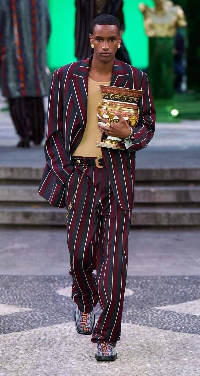 13. Riscas: Versace.