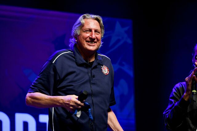 Dick Fosbury, o primeiro homem a - alegadamente - ter praticado salto em altura usando a técnica que haveria de ser batizada com o seu nome, o Fosbury Flop.
