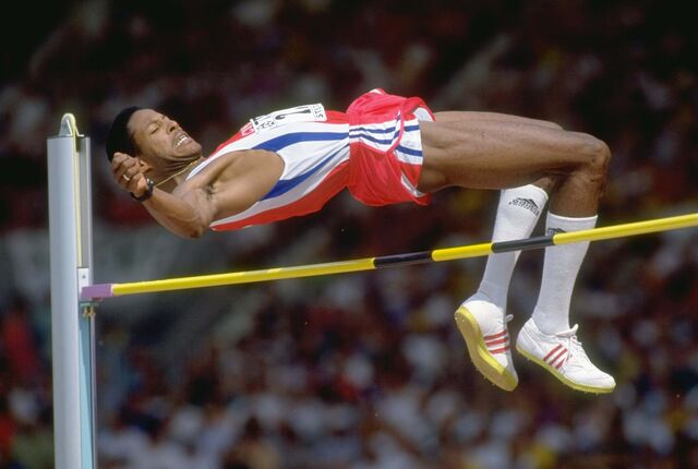 O recorde em vigor, com recurso ao Fosbury Flop, pertence ao lendário cubano Javier Sotomayor, é 2,45 metros (1993).