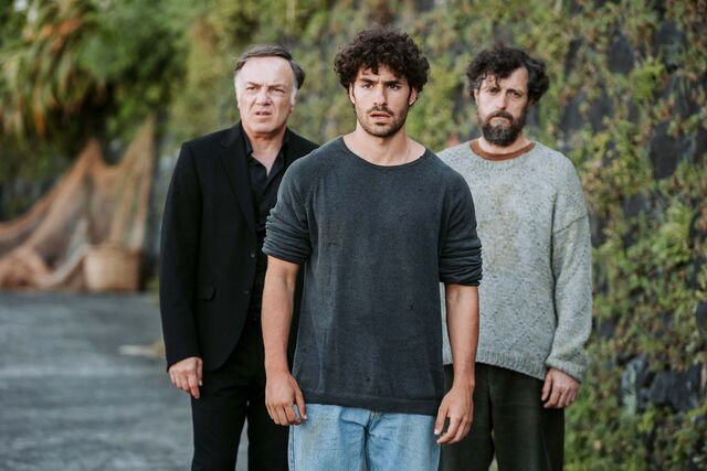 Cenas do episódio 4, com José Condessa, Adriano Carvalho e Francesco Acquaroli.